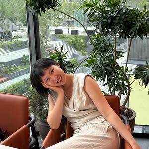 主理人张海燕在画室接待区，自然光下短发、米色连衣裙